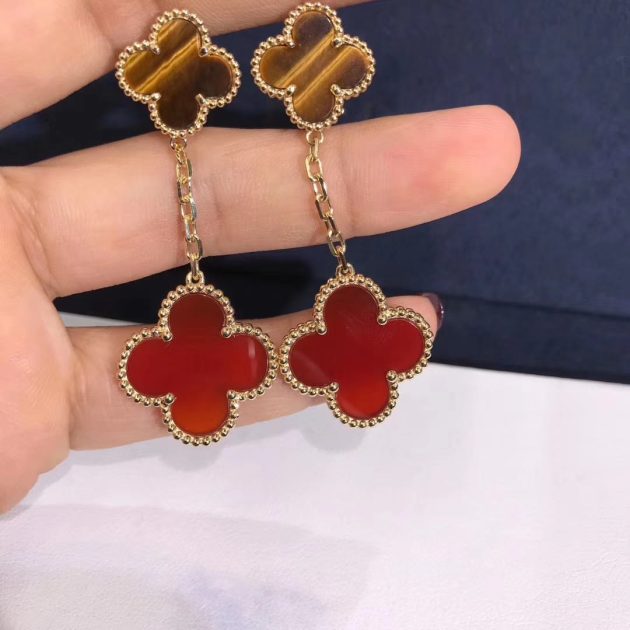 18k magic alhambra earrings set with 2 motifs of tigers eye and carnelian vcarn5jr00 62085c0760202