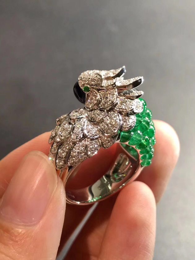 cartier les oiseaux liberes parrot ring 18k white gold with gray mother of pearl emeralds beads 6209dc9f6ab4d