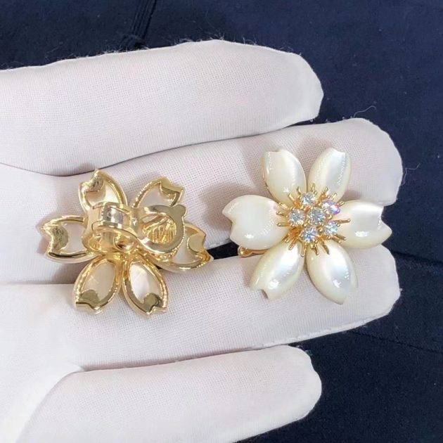 custom made vca 18k yellow gold rose de noel mother of pearl flower earrings small mode vcara55600 6207a1b8b11d9