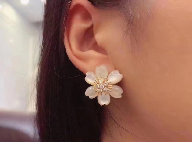 custom made vca 18k yellow gold rose de noel mother of pearl flower earrings small mode vcara55600 6207a1d1a2ab5