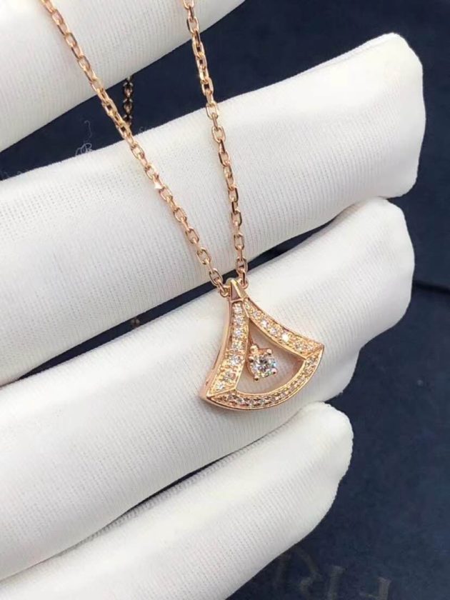 divas dream openwork necklace in 18kt rose gold set with a central diamond and pave diamonds 620a3133c49da