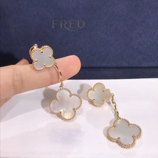 magic alhambra earrings in 18k yellow gold with 2 mother of pearl motifs vcard78800 6208641b359d3