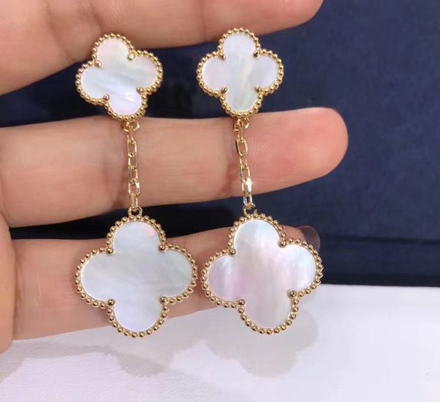 magic alhambra earrings in 18k yellow gold with 2 mother of pearl motifs vcard78800 6208642605468