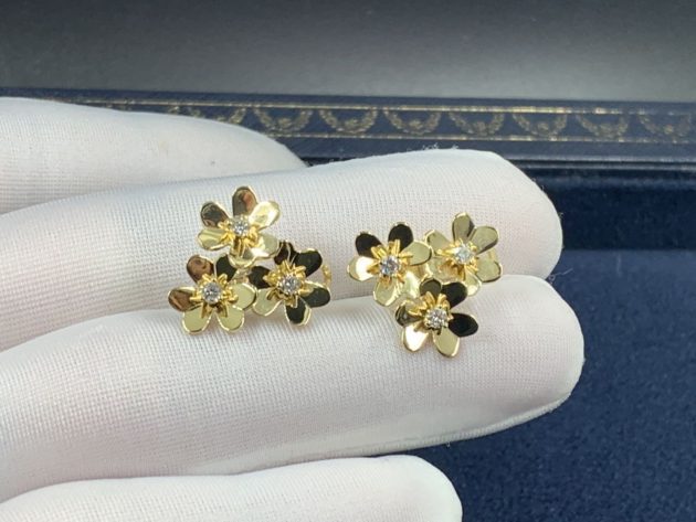 van cleef arpels 18k yellow gold diamond mini frivole 3 flowers earrings vcarp2dv00 6207bc2143a48