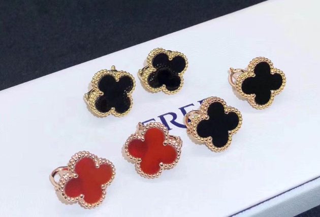 van cleef arpels 18k yellow gold onyx magic alhambra earrings vcara44300 62086db74cbe2