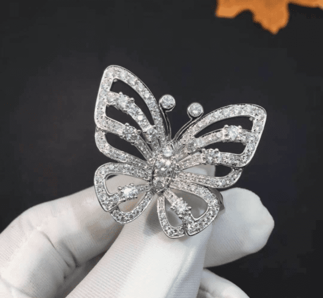 Van Cleef & Arpels Flying Butterfly Between the Finger Ring